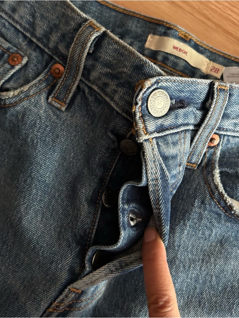 Levi’s Wedgie Big E Button Fly Jorts Women’s 28 - Picture 3 of 12